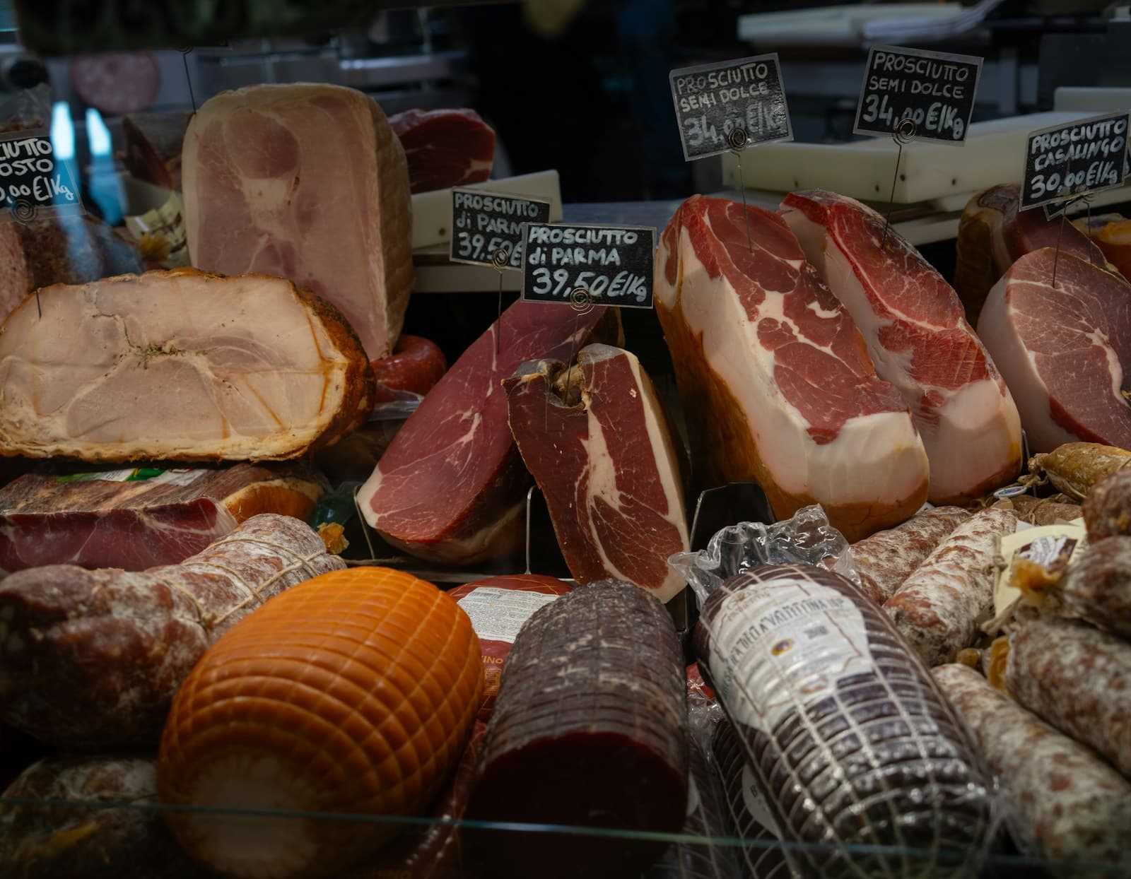 Vitrine réfrigérée présentant les pièces du jour